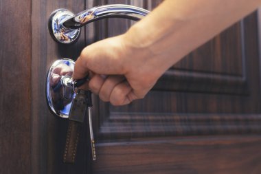 kapı kilidi anahtarı dönüyor