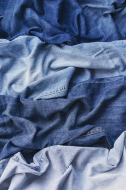 Mavi tonlarını bir sütunundaki buruşuk kot pantolon