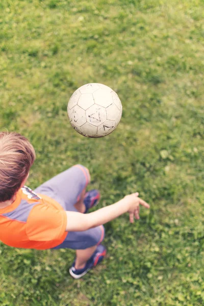 Kind Voetbal Bal Voet Van Speler Bovenaanzicht Bokeh — Stockfoto