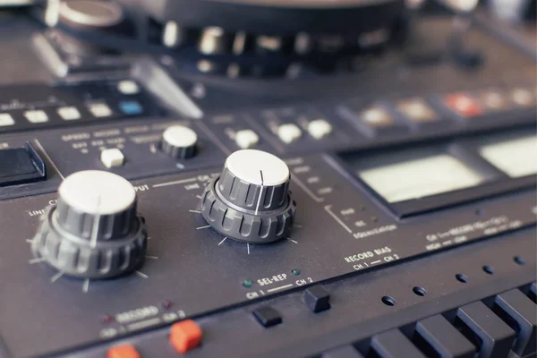 Retro müzik çalar ses göstergesi ile. portre. bokeh