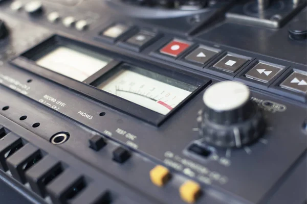 Retro müzik çalar ses gücü göstergesi ile. portre. bokeh