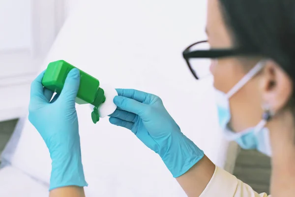 Doktor Pamuk yün bir dezenfektan solüsyonu ile nemlendirir