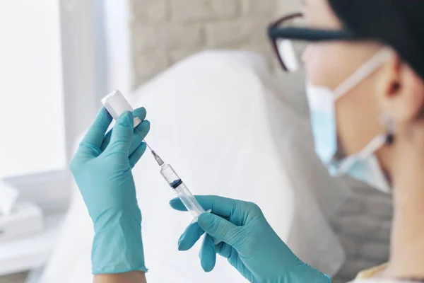 Doktor bir şırınga çözümde alır. Birinci şahıs bakış