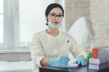 Doktor Şevval özçelik güzellik Office notları not defterinde yapar.