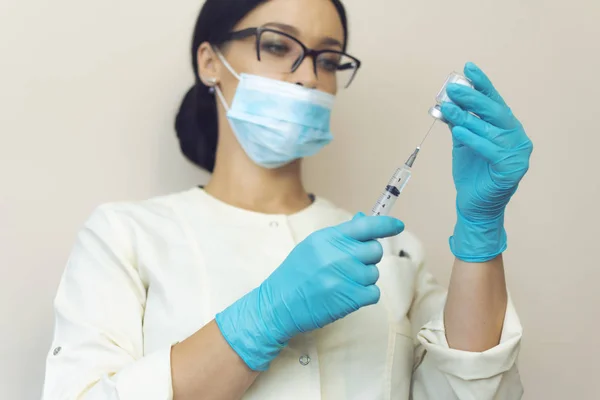 Doktor Şevval özçelik güzellik ampül şırıngadan ilaç çevirir