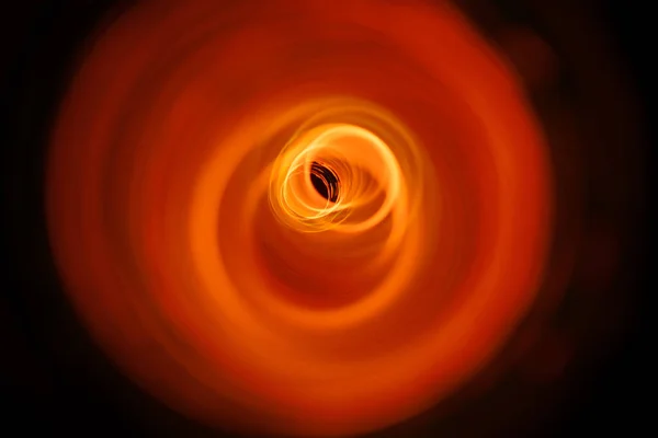 odak dışı siyah bir zemin üzerine kırmızı top