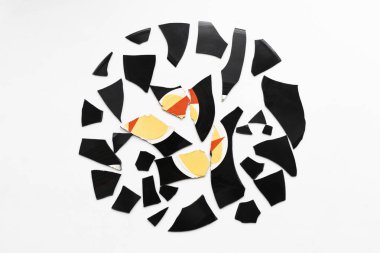 küçük parçalar halinde kırık vinil. Soyut üzerinde bir daire içinde yığılmış 