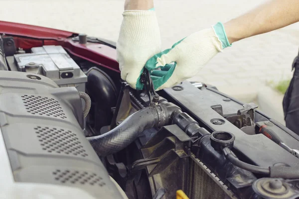 Ana kauçuk tüp radyatör kaldırır. Araba tamir