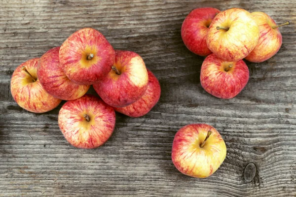 taze kırmızı elma ahşap bir gemide yalan. hasat