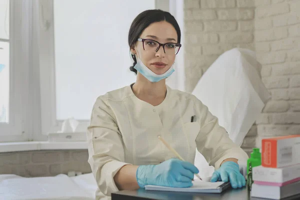 Doktor Şevval özçelik güzellik Office notları not defterinde yapar.