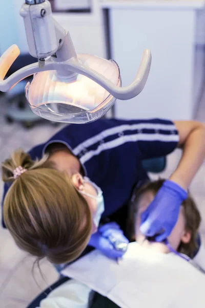 Uma Lâmpada Médica Brilha Dentista Paciente Médico Menino — Fotografia de Stock