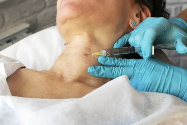 Cosmetologist Que Faz Procedimento Mesoterapia Injecções Pescoço Fechar — Fotografia de Stock