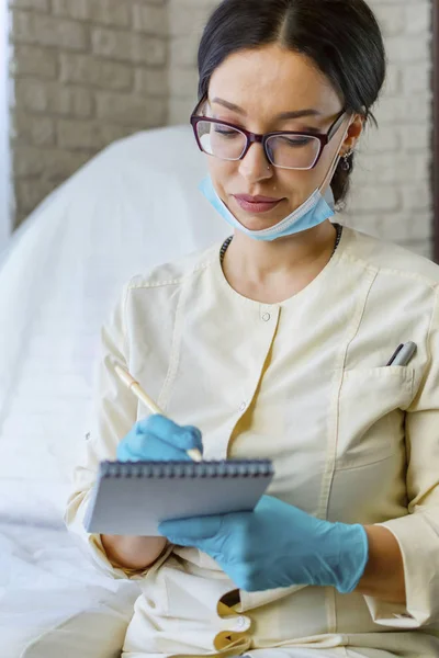 Retrato Uma Médica Esteticista Escrevendo Caderno — Fotografia de Stock