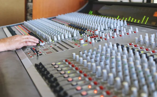 Mano Del Ingeniero Sonido Atenuador Consola Analógica — Foto de Stock