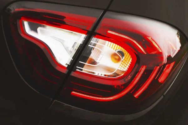 Modern araba stop lambası. Kırmızı ile parlar. portre