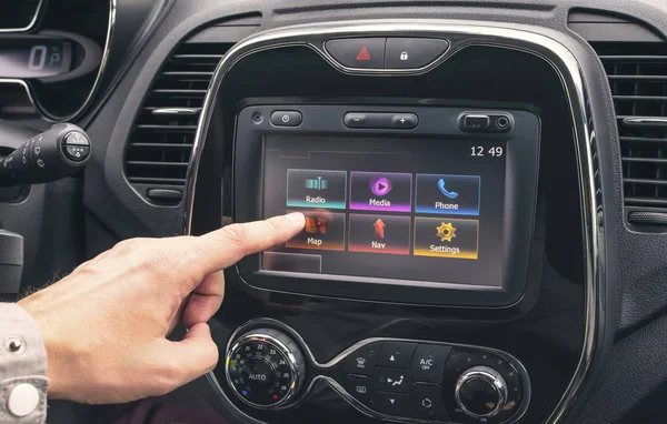 Erkek el bir harita üzerinde bir multimedya sistemi arabada seçer.