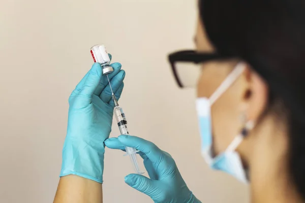 Bir çözüm kadar şişeden çizim doktor. Enjeksiyon aşı şırınga. Sağlık ve medicine.close