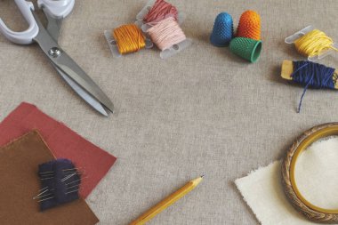 Bej kumaş zemin üzerine nakış için araçlar. kopya alanı