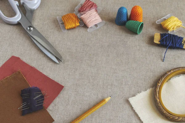 Bej kumaş zemin üzerine nakış için araçlar. kopya alanı