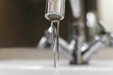 jet ile modern hrome musluk. portre