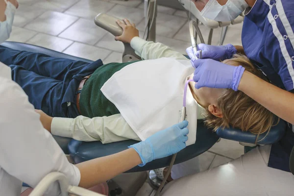 医生牙医和护士治疗男孩牙齿 — 图库照片