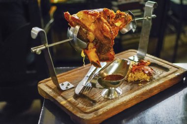 üzerinde şiş soslu domuz knuckle