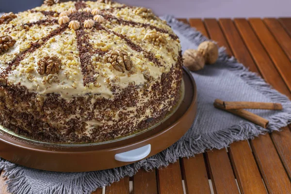 Kuru Erik, Kuru Kayısı, Kuru üzüm ve fındık bir gri pamuk peçete ve ahşap masa ile bisküvi kek. portre