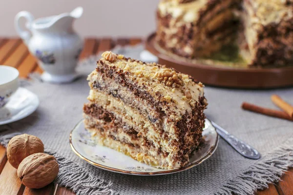 Kuru Erik, Kuru Kayısı, Kuru üzüm ve fındık bir daire, bir gri pamuk peçete ve ahşap bir masa ile Bisküvi pasta bir parça. portre.