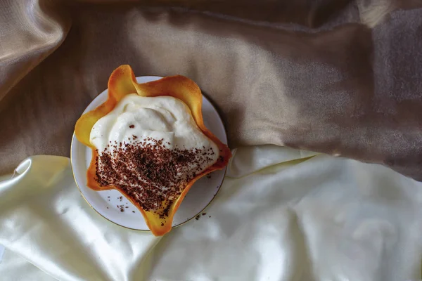 Gözleme sepetle mascarpone krema ve çikolata cips. üstten görünüm