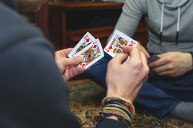 Genç çocuklar yere kağıt oynayalım. portre