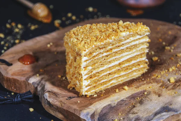 Bir ahşap stand geleneksel tatlım pasta dilimi