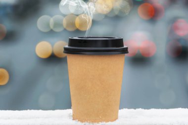 Kağıt bardak kahve bir kapak ve arka plan bulanık duman ile