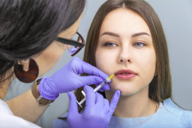 Doktor Şevval Özçelik Güzellik güzel bir genç kız enjeksiyonları dudaklarında yapar