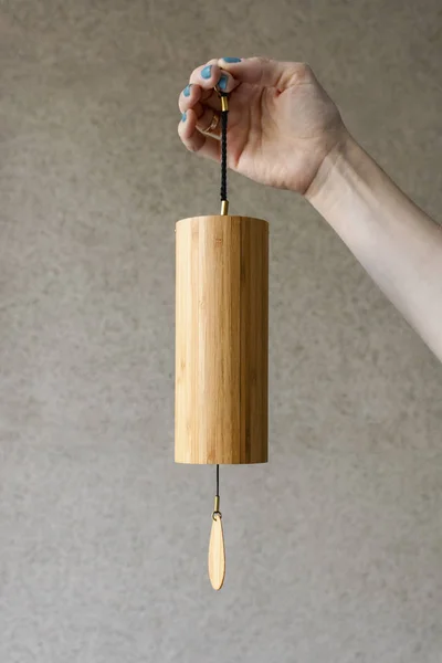 Koshi Rüzgar kadın elinde çanları. Müzik Terapi Yoga meditasyon 