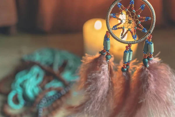 yanan mumlar arka planda boncuk ve tüyler el yapımı Rüya yakalayıcı. seçici odak