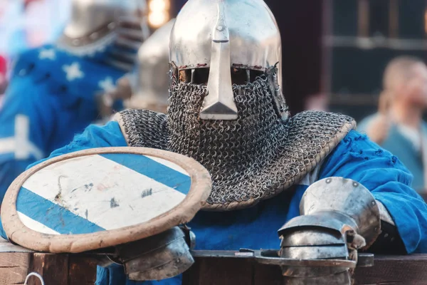 盔甲和链邮件中的骑士肖像，有盾牌和剑。斯拉夫战士再现者 — 图库照片