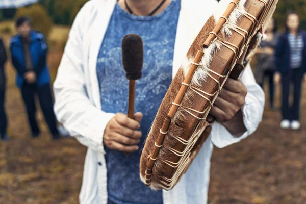 Chamanique tambour latéralement gros plan. jeu de tambourin rituel . — Photo