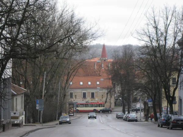 Otoño en la ciudad europea es lluvioso nublado nublado Lituania, Vilna —  Fotos de Stock