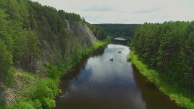 Sakin Nehri üzerinde tekne yüzen ormanda akar