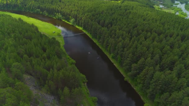 Lugn flod, segelbåt — Stockvideo