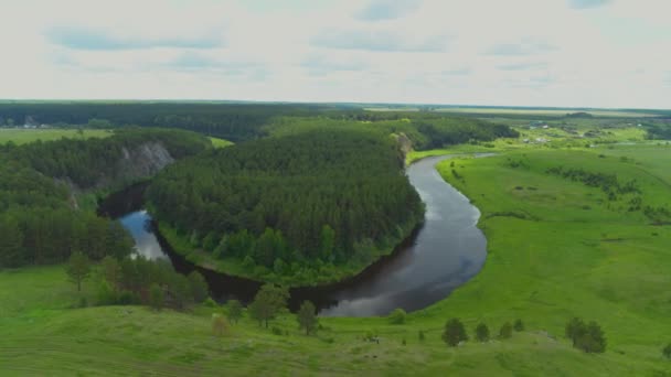 Lugn flod, segelbåt — Stockvideo