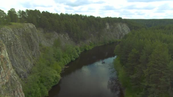 Sakin nehir, Yelkenli tekne — Stok video