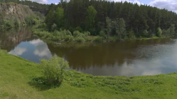 Спокійній річці, Плаваючий човен — стокове відео