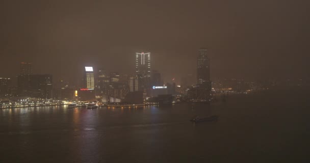 Nacht stad, wolkenkrabbers en gebouwen met verlichting. — Stockvideo