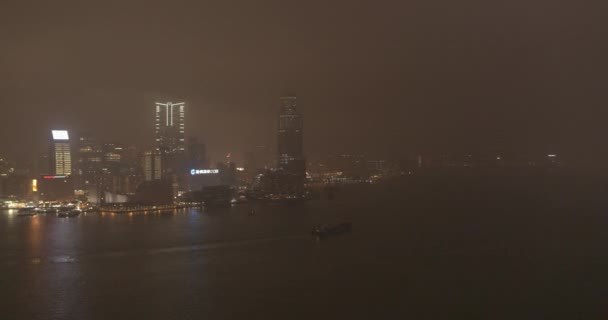 Ciudad nocturna, rascacielos y edificios con iluminación . — Vídeos de Stock