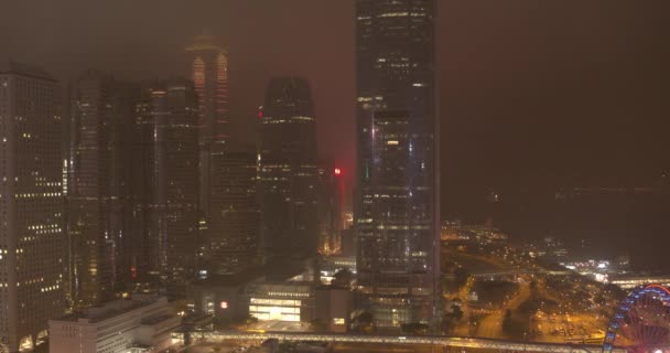 Нічне місто, хмарочоси та будівлі з освітленням . — стокове відео