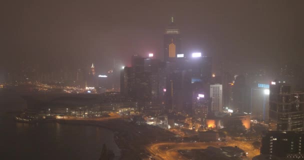 Nacht stad, wolkenkrabbers en gebouwen met verlichting. — Stockvideo