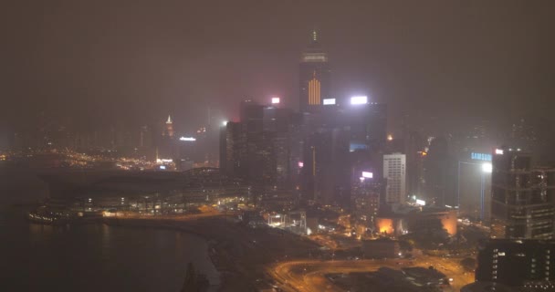 Nachtstadt, Wolkenkratzer und Gebäude mit Beleuchtung. — Stockvideo