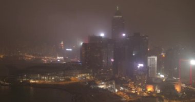 Gece şehir, gökdelenler ve binalar aydınlatma ile.