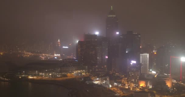 Нічне місто, хмарочоси та будівлі з освітленням . — стокове відео